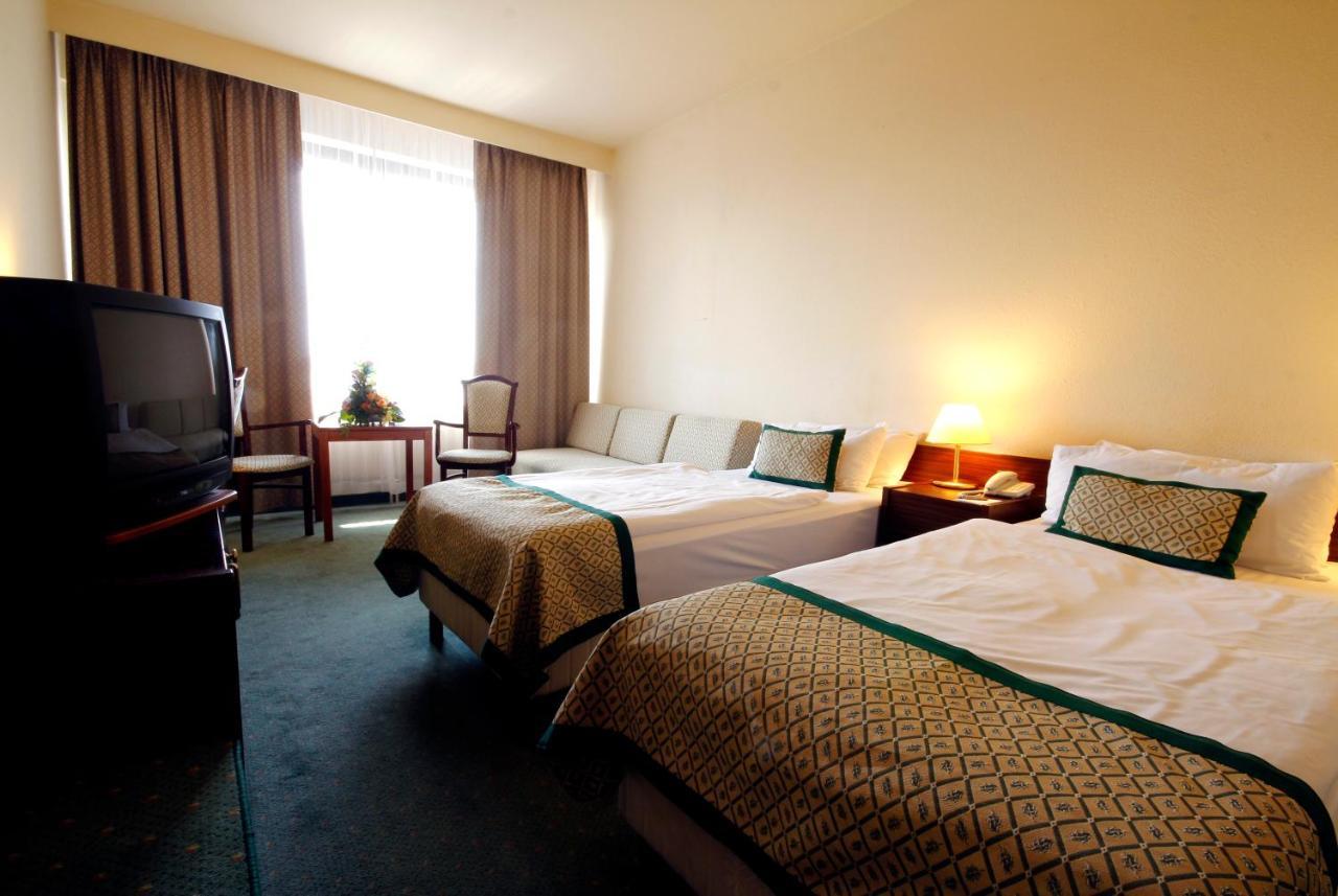 Danubius Hotel Hungaria City Center Budapest Room photo